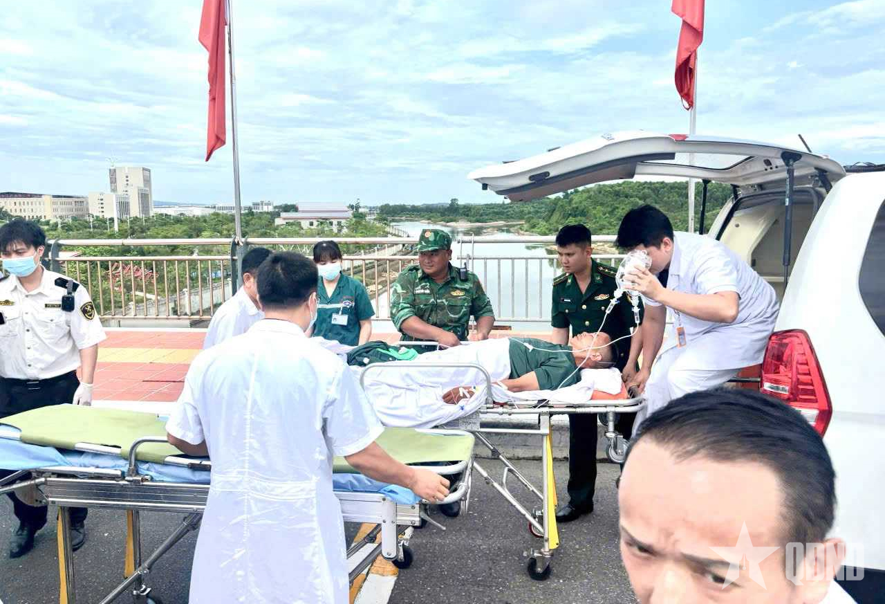 Đồn Biên phòng cửa khẩu quốc tế Móng Cái: Phối hợp mở luồng xanh cho xe cứu thương

